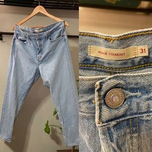 Levi’s Wedgie Straight Light Wash Jeans Button Fly. 100% cotton.